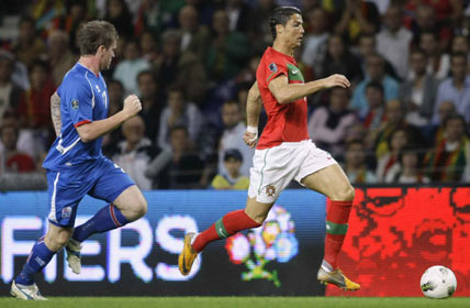 ronaldo perseguido por islandês.jpg