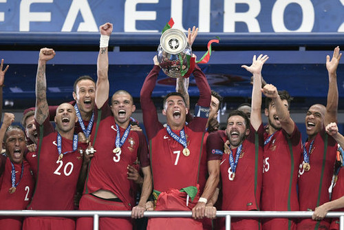 4967285_6_1ede_cristiano-ronaldo-souleve-le-trophe 4967285_6_1ede_cristiano-ronaldo-souleve-le-trophe