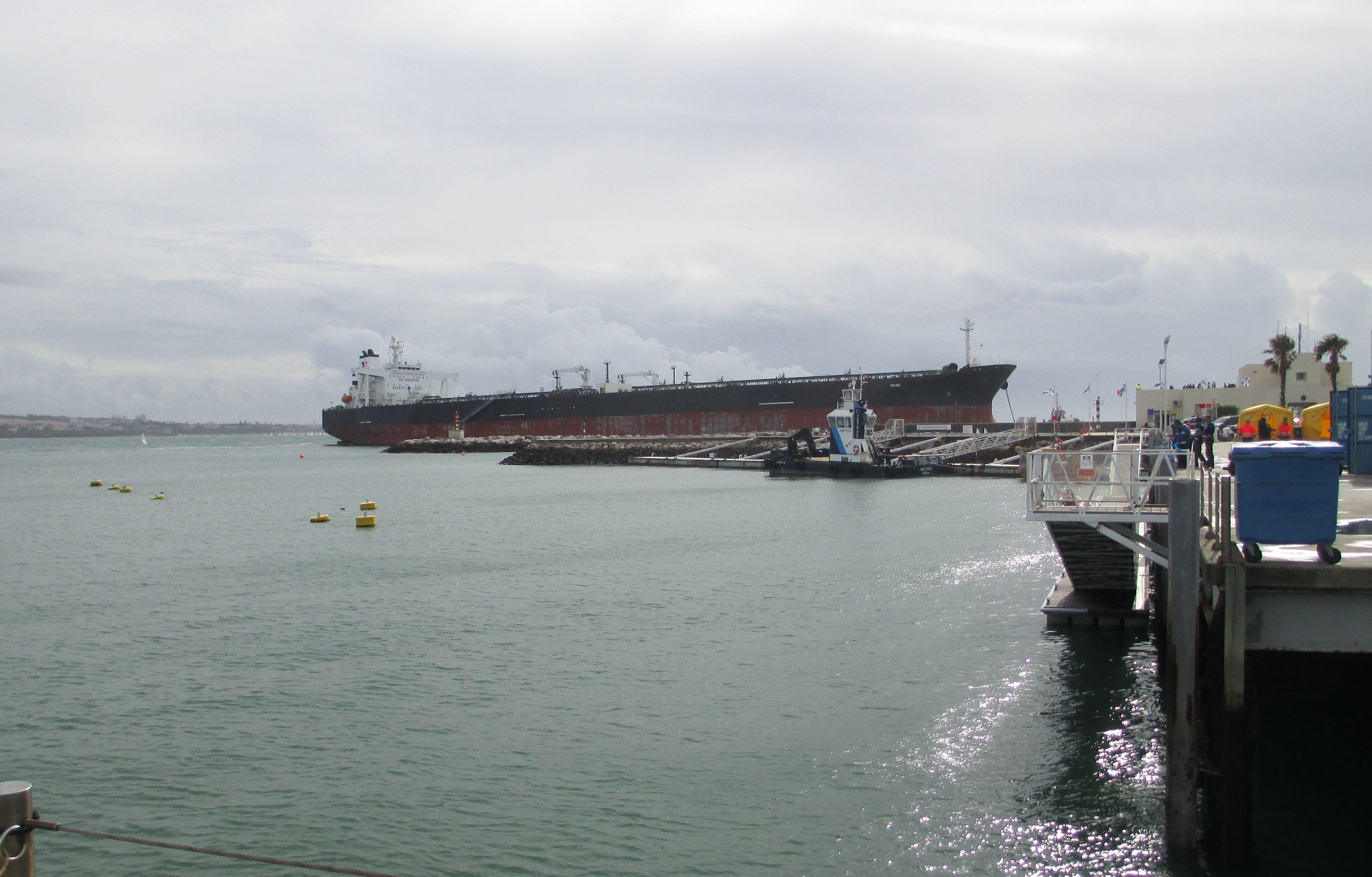 petroleiro encalhado em Cascais_f01_18Out15.jpg petroleiro encalhado em Cascais_f01_18Out15.jpg